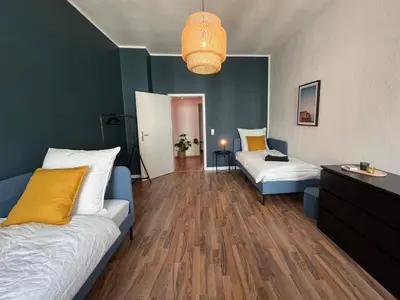 Ein Bett oder Betten in einem Zimmer der Unterkunft Atelier Noé ROSÉ- Kunstvoll Wohnen - Wunderbares Frühstück möglich - Ruhig und nah am Zentrum -