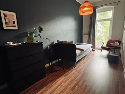 Ein Bett oder Betten in einem Zimmer der Unterkunft Atelier Noé ROSÉ- Kunstvoll Wohnen - Wunderbares Frühstück möglich - Ruhig und nah am Zentrum -