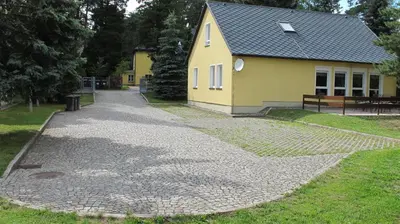 Das Gebäude in dem sich das Ferienhaus befindet