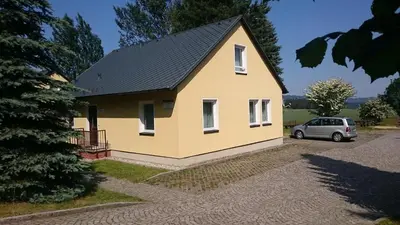 Das Gebäude in dem sich das Ferienhaus befindet
