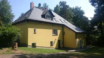 Das Gebäude in dem sich das Ferienhaus befindet
