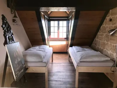 Ein Bett oder Betten in einem Zimmer der Unterkunft Ferienwohnung TURMZIMMER im Rittergut Leppersdorf