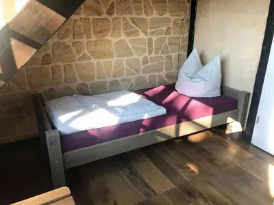 Ein Bett oder Betten in einem Zimmer der Unterkunft Ferienwohnung WACHSTUBE für 6 Pers im Rittergut bei Dresden