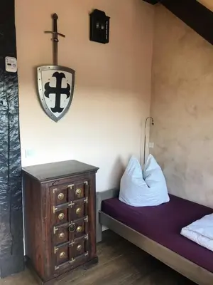 Ein Bett oder Betten in einem Zimmer der Unterkunft Ferienwohnung WACHSTUBE für 6 Pers im Rittergut bei Dresden