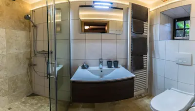 Ein Badezimmer in der Unterkunft Ferienhaus Kraxlhütte Krippen