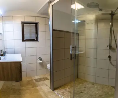 Ein Badezimmer in der Unterkunft Ferienhaus Kraxlhütte Krippen