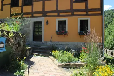 Ein Garten an der Unterkunft Ferienhaus Kraxlhütte Krippen