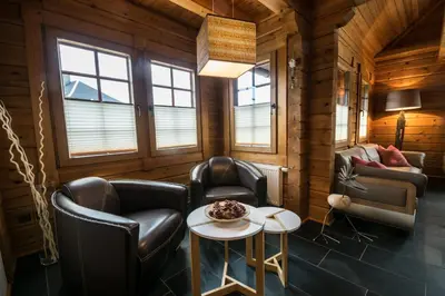 Ein Sitzbereich in der Unterkunft Ferienhaus Kraxlhütte Waltersdorf