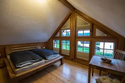 Ein Sitzbereich in der Unterkunft Ferienhaus Kraxlhütte Waltersdorf