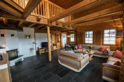 Ein Sitzbereich in der Unterkunft Ferienhaus Kraxlhütte Waltersdorf