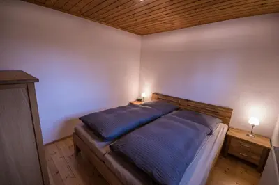 Ein Bett oder Betten in einem Zimmer der Unterkunft Ferienwohnung in der Kraxlhütte Waltersdorf