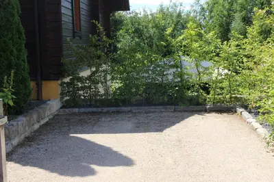 Ein Garten an der Unterkunft Ferienwohnung in der Kraxlhütte Waltersdorf