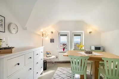 Küche/Küchenzeile in der Unterkunft Blick über Dresden - Terrasse - 3 Zimmer - modern renoviert