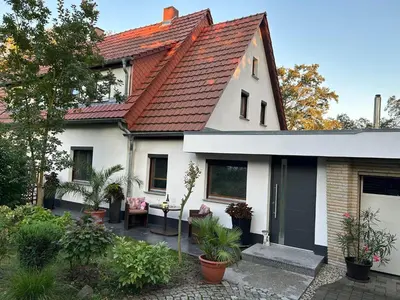 Das Gebäude in dem sich das Ferienhaus befindet