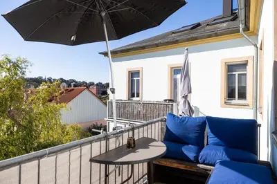 Ein Balkon oder eine Terrasse in der Unterkunft 70 qm Wohlfühlperle - ruhig und trotzdem schnell im Zentrum - großer Balkon