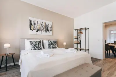 Ein Bett oder Betten in einem Zimmer der Unterkunft Homely Apartments Großzügige 75qm Zentral & Gratis-Parkplatz
