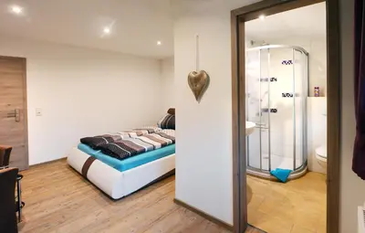 Ein Bett oder Betten in einem Zimmer der Unterkunft Pension Zum Hirsch