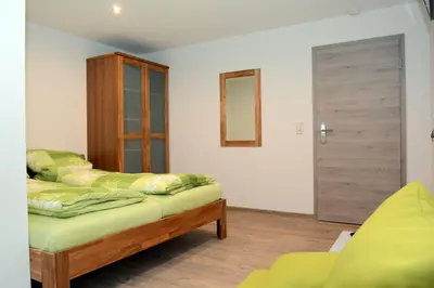 Ein Bett oder Betten in einem Zimmer der Unterkunft Pension Zum Hirsch
