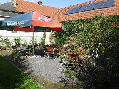 Ein Garten an der Unterkunft Pension Zum Hirsch