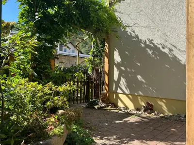 Ein Garten an der Unterkunft Ferienhaus am Bächelweg