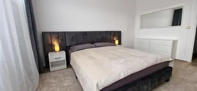 Ein Bett oder Betten in einem Zimmer der Unterkunft 2 Bedroom Cityview Apartment PS5-QLED TV-Parking