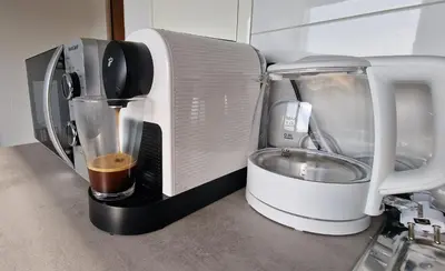 Kaffee-/Teezubehör in der Unterkunft 2 Bedroom Cityview Apartment PS5-QLED TV-Parking