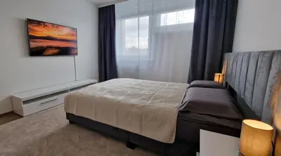 Ein Bett oder Betten in einem Zimmer der Unterkunft 2 Bedroom Cityview Apartment PS5-QLED TV-Parking
