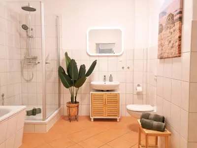 Ein Badezimmer in der Unterkunft Fynbos Apartments in der historischen Altstadt, Loggia, Parkplatz