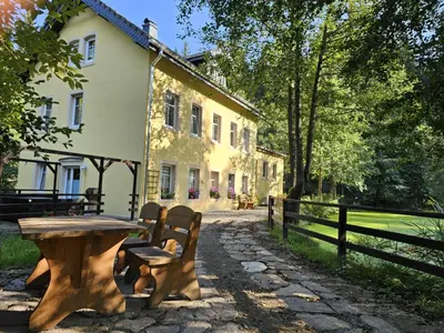 Das Gebäude in dem sich die Ferienwohnung befindet