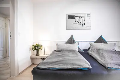 Ein Bett oder Betten in einem Zimmer der Unterkunft Haus Felix Radebeul Weinbergblick DG