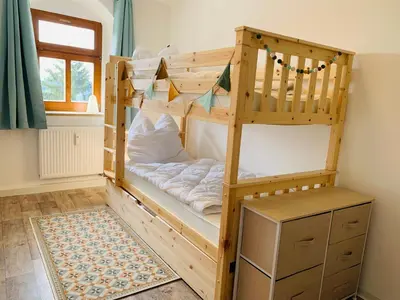Ein Bett oder Betten in einem Zimmer der Unterkunft Am Schloss Wolkenstein, 86m2, 3BR, Babybett, Office