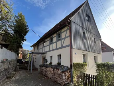 Das Gebäude in dem sich das Ferienhaus befindet