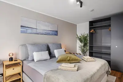 Ein Bett oder Betten in einem Zimmer der Unterkunft EDLER WOHNRAUM Luxuriöses Apartment mit Balkon, Boxspringbett, Kaffeevollautomat, Lift & Parkplatz