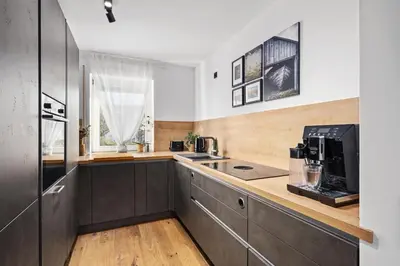 Küche/Küchenzeile in der Unterkunft EDLER WOHNRAUM Luxuriöses Apartment mit Balkon, Boxspringbett, Kaffeevollautomat, Lift & Parkplatz