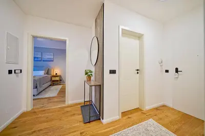 Ein Bett oder Betten in einem Zimmer der Unterkunft EDLER WOHNRAUM Luxuriöses Apartment mit Balkon, Boxspringbett, Kaffeevollautomat, Lift & Parkplatz