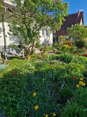 Ein Garten an der Unterkunft Kleine moderne Ferienwohnung