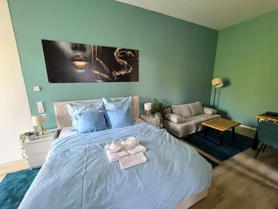 Ein Bett oder Betten in einem Zimmer der Unterkunft Relax Suite am Waldschlösschen Dresden