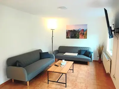 Ein Sitzbereich in der Unterkunft Seyfarthrooms - Ferienwohnung Zum Dorfladen Rathen - zentrale Lage mit direkter Anbindung an das Wanderwegenetz, moderne Inneneinrichtung
