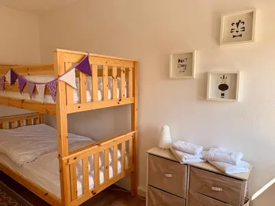 Ein Bett oder Betten in einem Zimmer der Unterkunft Am Schloss Wolkenstein, 75m2, 2BR, Babybett