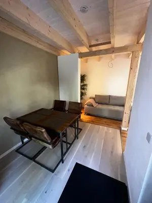 Ein Sitzbereich in der Unterkunft Ferienwohnung STENJA - made of wood