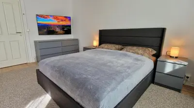 Ein Bett oder Betten in einem Zimmer der Unterkunft Zentrum Apartment - OLED TV - PS4 - Balkon - Parking