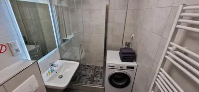 Ein Badezimmer in der Unterkunft Zentrum Apartment - OLED TV - PS4 - Balkon - Parking