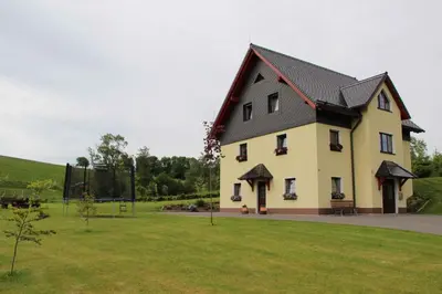 Das Gebäude in dem sich die Ferienwohnung befindet