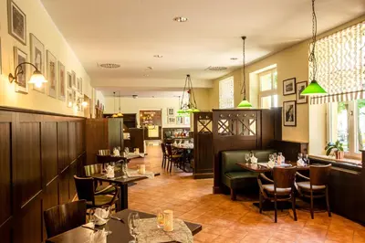 Ein Restaurant oder anderes Speiselokal in der Unterkunft Hotel Lindenhof Bad Schandau