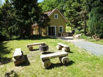 Ein Garten an der Unterkunft Waldhaus Bielatal
