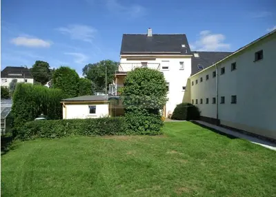 Ein Garten an der Unterkunft Ruhige ländliche Wohnung