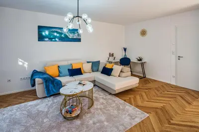 Ein Sitzbereich in der Unterkunft Apartment am Großen Garten - Terrasse & Parkplatz -8 Personen