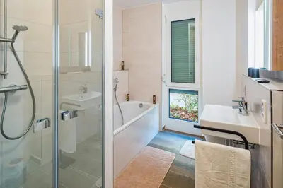 Ein Badezimmer in der Unterkunft Apartment am Großen Garten - Terrasse & Parkplatz -8 Personen