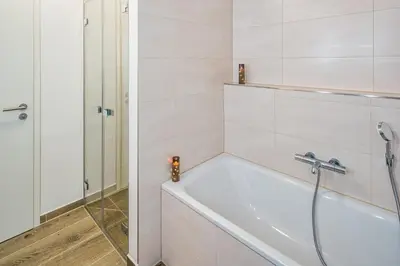 Ein Badezimmer in der Unterkunft Apartment am Großen Garten - Terrasse & Parkplatz -8 Personen