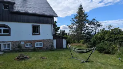 Ein Garten an der Unterkunft Ferienwohnung Sorgenfrei